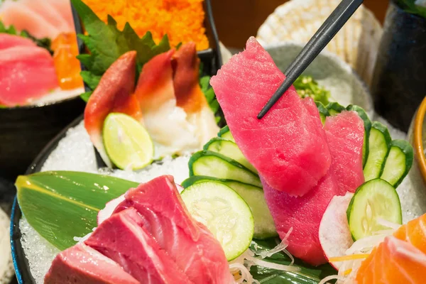 Sashimi, somon balıklı ve çubuklu buzlu.