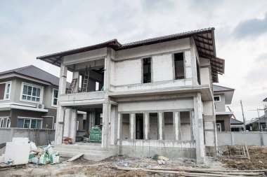 İnşaat alanındaki yeni ev inşaatı devam ediyor