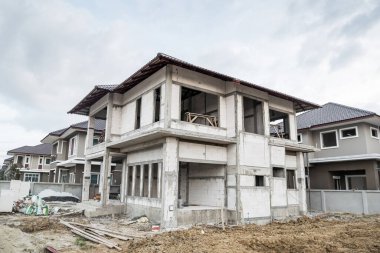 İnşaat alanındaki yeni ev inşaatı devam ediyor
