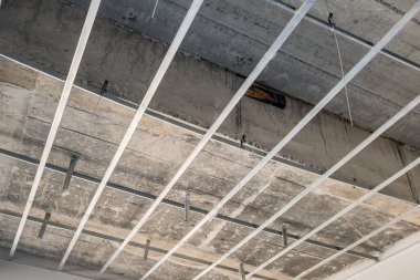 İnşaat halindeki eve alçı tahta tavanı için metal çerçeve kur