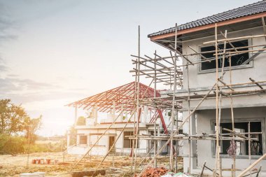 İnşaat alanındaki yeni ev inşaatı devam ediyor