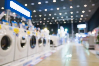 Ev aletlerindeki çamaşır makineleri elektronik mağazasının perakende satış mağazasının arka planında bulanık