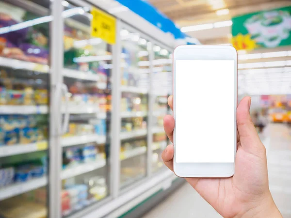 Mulher Segurar Telefone Celular Enquanto Faz Compras Supermercado — Fotografia de Stock