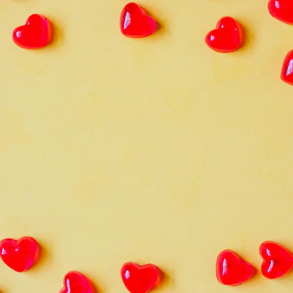 Κόκκινο Αγίου Βαλεντίνου Καραμέλα Σχήμα Καρδιές Κίτρινο Φόντο — Φωτογραφία Αρχείου