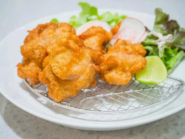 Pollo Frito Estilo Japonés Servir Con Verduras Limón Plato Blanco —  Fotos de Stock