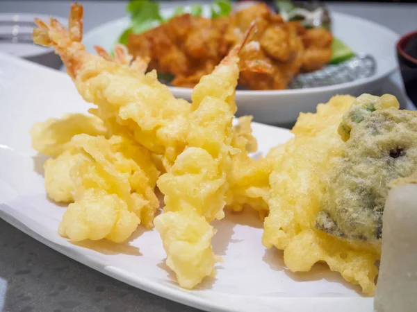 白皿の上のおいしいエビ天ぷら 日本料理 — ストック写真