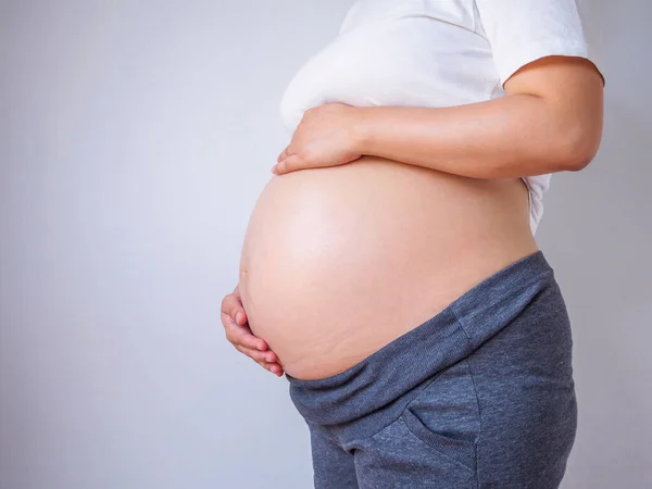 Zwangere Vrouw Raakt Haar Buik Aan — Stockfoto