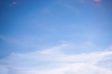 Beyaz bulutlu mavi gökyüzü