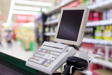 süpermarket kasası ödeme terminali olan kasada. 