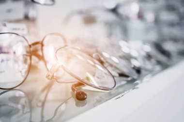 Göz gözlükleri optik mağazasında vitrin raflarında