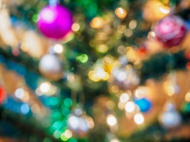 Dekorasyonlu soyut Noel ağacı bokeh ışık bulanık arkaplan