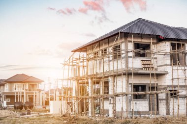 İnşaat alanındaki yeni ev inşaatı devam ediyor