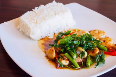 Kızarmış deniz ürünü ve fesleğenli pilav.