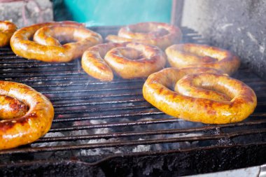 Kuzey Tayland baharatlı sosisi (Sai Aua) ızgarada.
