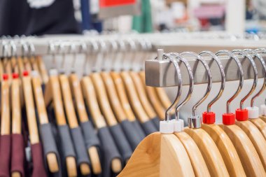 Moda mağazasında askıda asılı giysileri kapatın.