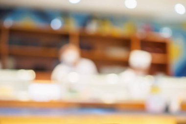 Japon restoranında şefin olduğu soyut bulanık suşi tezgahı.