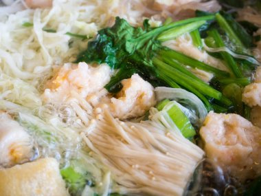 Mantarlı ve sebzeli Sukiyaki.