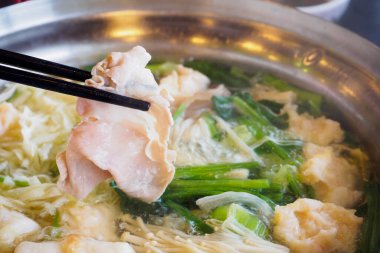 Sukiyaki ya da Shabu shabu domuz eti dilimlenmiş.