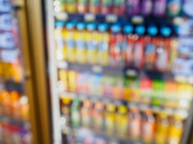 süpermarket buzdolabı rafları ve içecek ürünleri