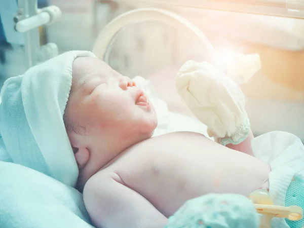 Nyfött Spädbarn Sover Inkubatorn Sjukhuset — Stockfoto