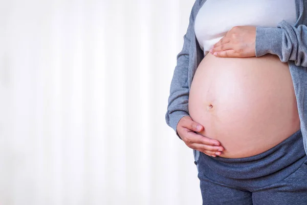 Aziatische Zwangere Vrouw Met Grote Buik Bij Venster — Stockfoto
