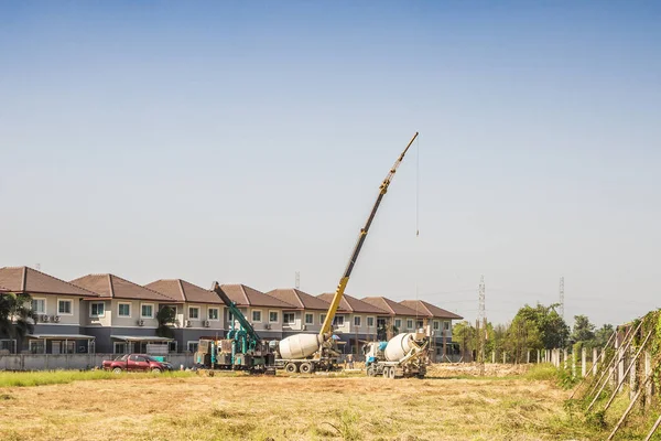 Edificio Viviendas Obra Con Camión Grúa —  Fotos de Stock