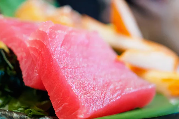 Sashimi Colocado Gelo Com Atum Salmão Com Pauzinhos — Fotografia de Stock