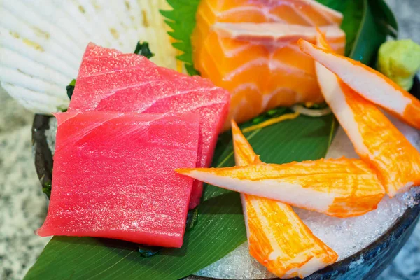 Sashimi Sobre Hielo Con Atún Salmón Con Palillos —  Fotos de Stock