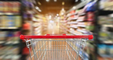 boş kırmızı alışveriş arabası ile süpermarket koridoru bulanık arkaplan