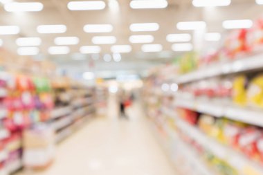 Soyut bulanık süpermarket indirimli mağaza koridoru ve ürün rafları iç odaklanmış arka plan