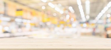 Ahşap masa üstü, bakkal arka planında Bokeh ışığı var.