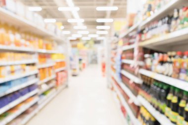 Soyut bulanık süpermarket indirim mağazası koridoru ve baharat sosu şişesi rafları iç mekan çözülmüş arka plan