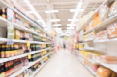 Soyut bulanık süpermarket indirim mağazası koridoru ve baharat sosu şişesi rafları iç mekan çözülmüş arka plan