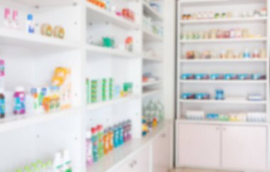 Eczane bulanıklığı, ilaç ve sağlık ürünleri raflarda duran soyut arka plan.