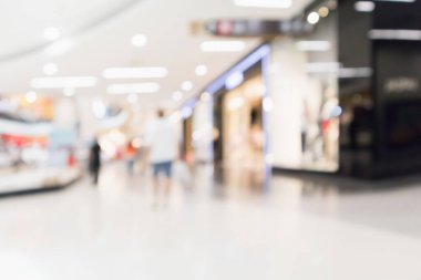 Modern alışveriş merkezindeki soyut bulanık insanlar iç mekanlarında odaklanmış arka plan