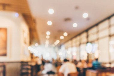 Restoran kafesi ya da kafenin içi soyut odaklanmış bulanık arka planı olan insanlarla dolu.