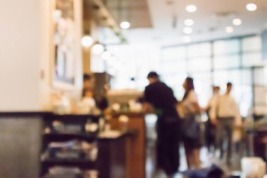Restoran kafesi ya da kafenin içi soyut odaklanmış bulanık arka planı olan insanlarla dolu.