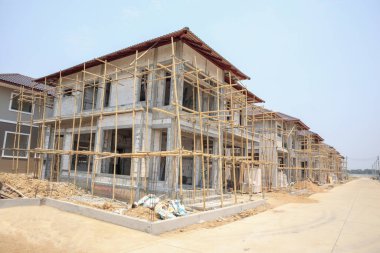 İnşaat halindeki ev, inşaat alanındaki havalandırmalı beton blok yapısına sahip.
