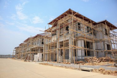 İnşaat halindeki ev, inşaat alanındaki havalandırmalı beton blok yapısına sahip.