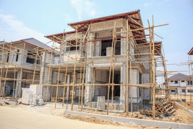 İnşaat halindeki ev, inşaat alanındaki havalandırmalı beton blok yapısına sahip.