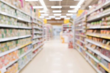 Raflardaki ürün odaklı bulanık süpermarket koridoru çözülmüş arka plan