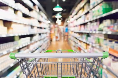 süpermarket koridoru ve ürün rafları boş alışveriş arabasıyla arka plan