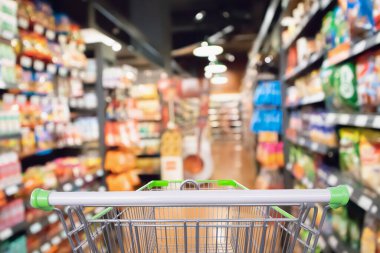 süpermarket koridoru ve ürün rafları boş alışveriş arabasıyla arka plan