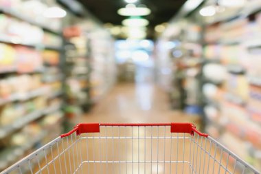 süpermarket koridoru ve ürün rafları boş alışveriş arabasıyla arka plan
