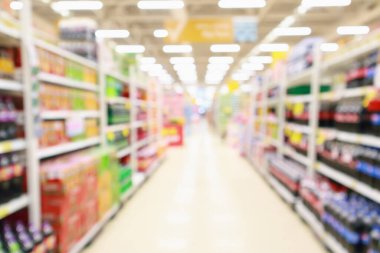 süpermarket indirimli mağaza koridoru ve meşrubat içecek rafları iç odaklanmış soyut bulanık arkaplan