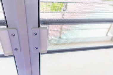 Evin penceresinde böceklere karşı sivrisinek ağı ekranı