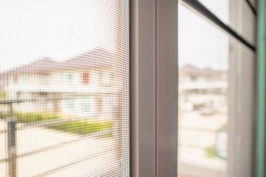 Evin penceresinde böceklere karşı sivrisinek ağı ekranı