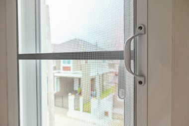 Evin penceresinde böceklere karşı sivrisinek ağı ekranı
