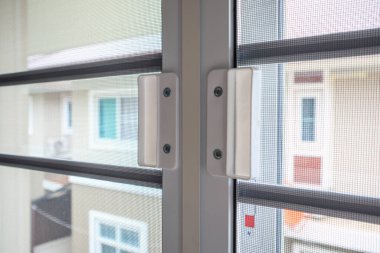 Evin penceresinde böceklere karşı sivrisinek ağı ekranı