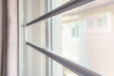 Evin penceresinde böceklere karşı sivrisinek ağı ekranı